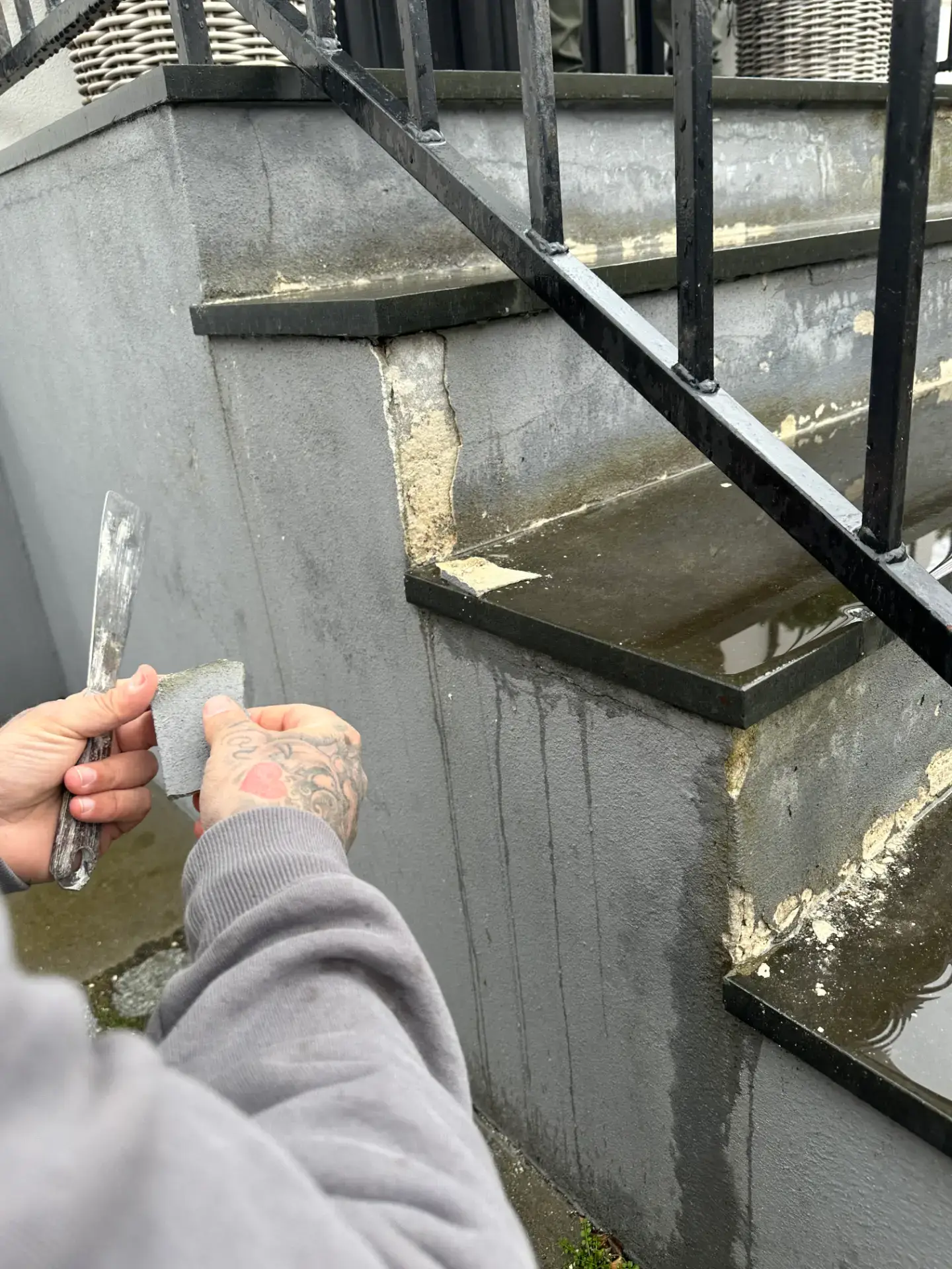Murermester Hjorth Schultz ApS arbejder på trappevæg med pudsning og reparation.