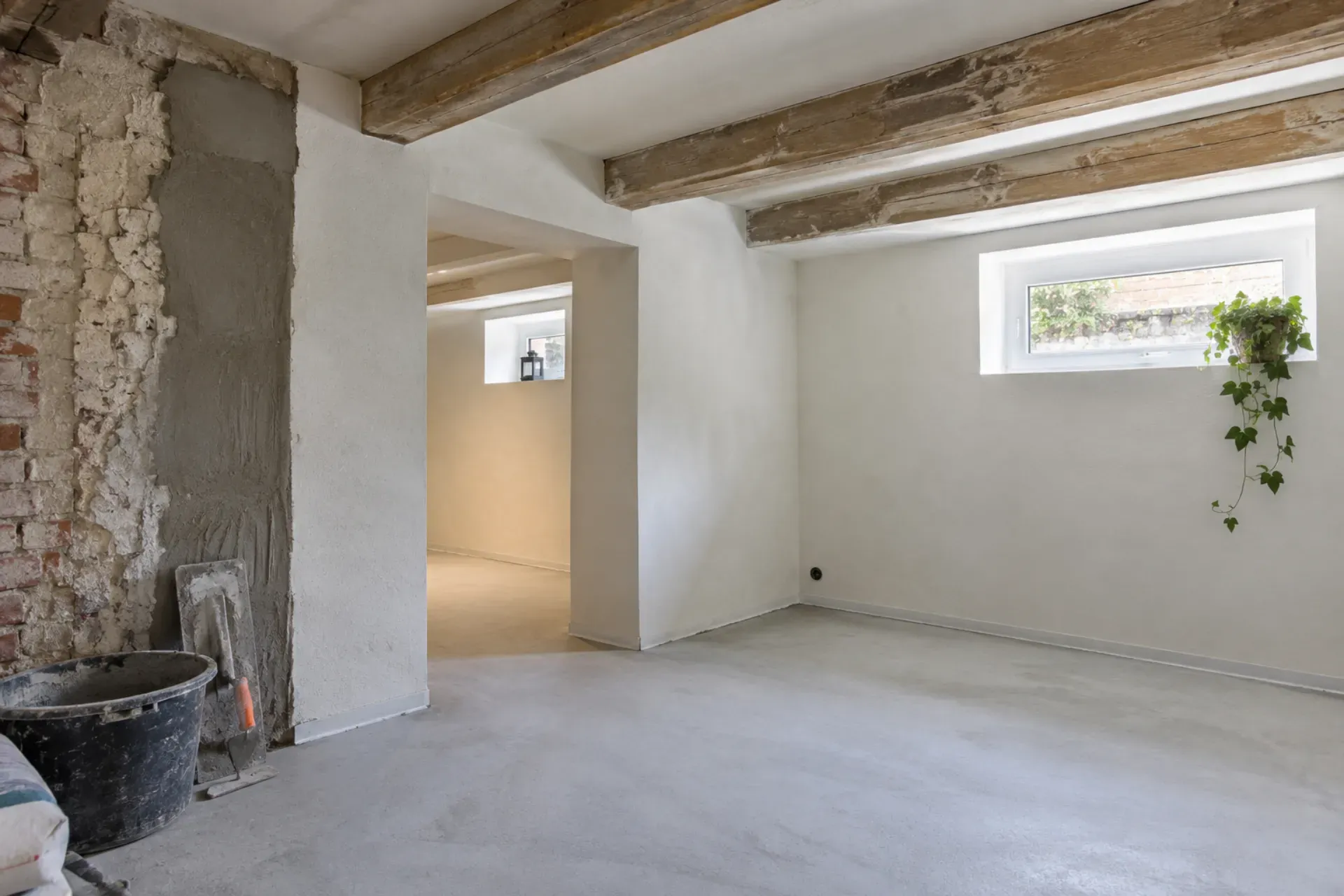 Ny facadepuds under installation i et moderne hjem.